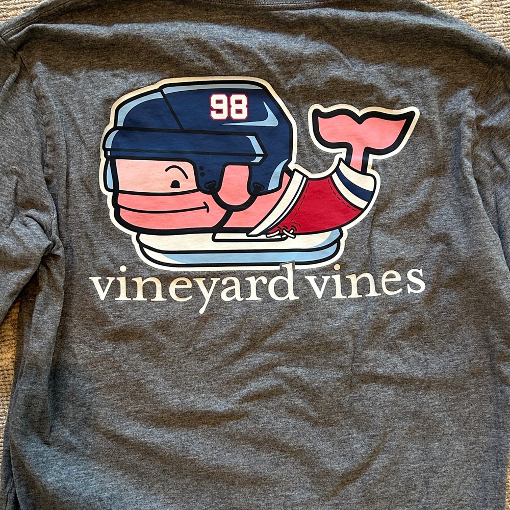 Vineyard Vines hockey logo long sleeve pocket tee. Size XS